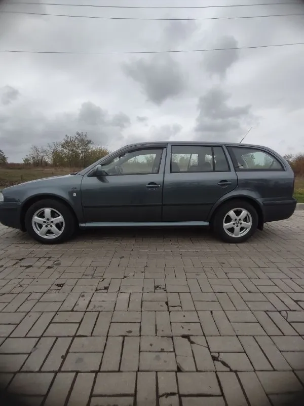 Продам skoda октавия тур универсал 2004 г. Мотор 2.0 бензин(150л. С), мкпп, пробег 301900,машиной владею с 2021 года, по авто :новая рулевая рейка, вырезан каталик(отшит), ходовка пересыпана, на 265000 откапитален двигатель,   новый акб, климат работает идеально, кондер заправлен, гур, абс, asr, подогрев передних сидений, стеклоподъёмники в круг
Отдам комплект штампов с зимой лысой, по резине лето норм на сезон смело, есть ещё две зимы в норм. Состоянии можно назад кинуть
По кузову:кузов оцинкован в заводской обработке, на гниль и намёков нет
Из косяков:потолок в салоне, глушитель
Хороший семейный автомобиль, ни разу не подводил, осмотр киевский район(район донецк сити) после 16-00
Цена:470 000
+79493519532 Звоните
📞 Звоните: +7(949)3519532 - фотография - 7