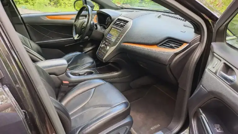 Цена 2 400 000 руб. +79493137313
2015 Год. Родной пробег 200 000 км
Lincoln mkc performance
Автомобиль имеет три режима: комфортный, обычный, спортивный. Меняется усилие на руле, подвеска становится жёстче или мягче, переключение передач на более высоких или низких оборотах.
Надежный мотор ford 2.3 на 285 л. С. (240 в птс без лишних налогов) такой-же устанавливают на мустанг. Разгон 0-100 = 6.5 с. Не расходует масло вообще от замены до замены. Изнутри чистый (без отложений горелого масла). Отсутствуют какие-либо течи или запотевания в том числе и на турбине.
Подогрев всех сидений, кондиционер (вентиляция) передних сидений, электро регилировка и подогрев руля, подрулевые лепестки переключения передач в ручном режиме, двойные стекла, складывание зеркал при закрытии авто, панорамная крыша с люком, камера заднего вида с разными вариантами настройки, парктроники перед и зад, адаптивный круиз контроль и свет, удержание в полосе с подруливанием, предупреждение о резком сближении
📞 Звоните: +7(949)3137313 - фотография - 7