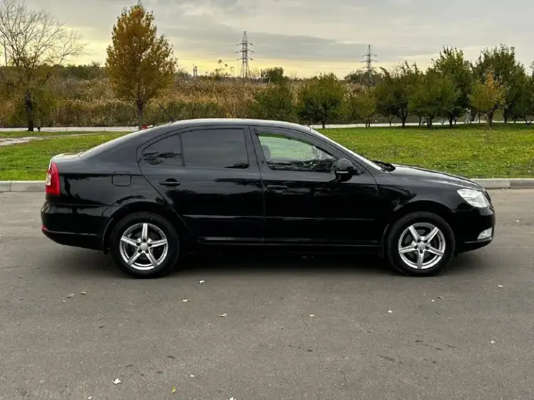 В продаже skoda octavia a5 рестайлинг:
- Цена 1025000+торг;
- Год 2012;
- Мотор 1,8;
- Мкпп;
- Оригинальный пробег 222тыс. ;
- Осмотр г. Мариуполь;
- 5 Владельцев по птс, документы полный порядок, продажа от собственника.
— Передние + задние эсп;
— Abs, esp;
— Подогрев передних сидений;
— Многофункциональное рулевое колесо;
— Круиз контроль;
— Кожаный салон;
— Задние парктроники;
— Подогрев переднего и заднего стекла;
— Датчик дождя и света;
— Регулировка руля по высоте;
— Климат контроль 2-ух зонный;
— Подушки безопасности;
— Заводская сигнализация;
— 8 Динамиков;
— Aux, usb.
Автомобиль на летней резине nokian 205/60/16, в подарок зимняя резина отъездила 1 сезон, yokohama 205/55/16.
По кузову есть вторичные окрасы, также по отчету есть дтп, не критично, безопасность вся на месте, стекла в круг родные кроме лобового (было заменено в связи с наличием следов эксплуатации), страдало лишь навесное, геометрия ровная, все зазоры на местах. Собственник!
📞 +79497427681 Данил - фотография - 4