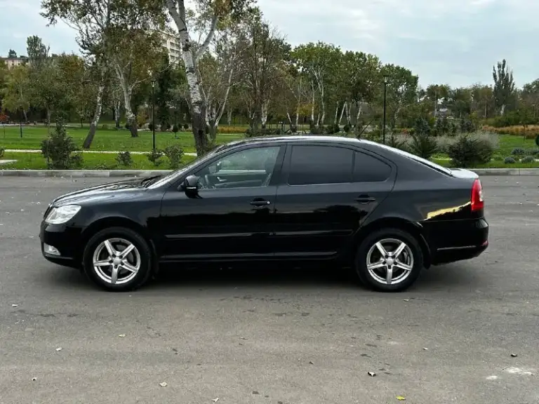 В продаже skoda octavia a5 рестайлинг:
- Цена 1025000+торг;
- Год 2012;
- Мотор 1,8;
- Мкпп;
- Оригинальный пробег 222тыс. ;
- Осмотр г. Мариуполь;
- 5 Владельцев по птс, документы полный порядок, продажа от собственника.
— Передние + задние эсп;
— Abs, esp;
— Подогрев передних сидений;
— Многофункциональное рулевое колесо;
— Круиз контроль;
— Кожаный салон;
— Задние парктроники;
— Подогрев переднего и заднего стекла;
— Датчик дождя и света;
— Регулировка руля по высоте;
— Климат контроль 2-ух зонный;
— Подушки безопасности;
— Заводская сигнализация;
— 8 Динамиков;
— Aux, usb.
Автомобиль на летней резине nokian 205/60/16, в подарок зимняя резина отъездила 1 сезон, yokohama 205/55/16.
По кузову есть вторичные окрасы, также по отчету есть дтп, не критично, безопасность вся на месте, стекла в круг родные кроме лобового (было заменено в связи с наличием следов эксплуатации), страдало лишь навесное, геометрия ровная, все зазоры на местах. Собственник!
📞 +79497427681 Данил - фотография - 5
