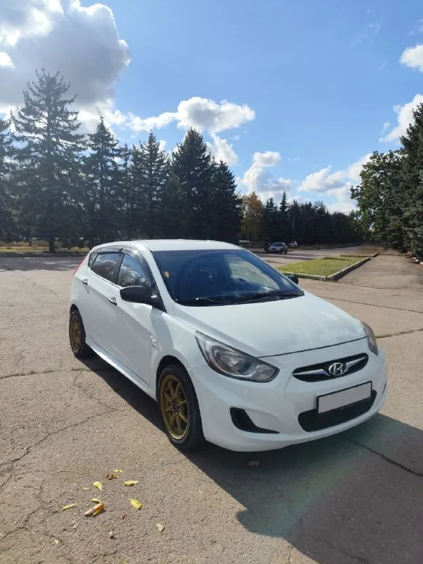Срочно продам живой hyundai solaris | 2011 г. В. В кузове хетчбэк. 1,6 автомат. Техническая часть в полном порядке. Сел поехал.
В дтп никогда учавствовала.
Родной пробег 209тыс км.
Документы в полном порядке. Готов присутствовать в мрео при переоформлении.
Двигател 1,6 на 123 лс. Чувствует себя отлично. Масла ни ест ни грамма. Не дымит, не стучит, не дезелит. Сухой. Едет как положено. Цепь облужена.
Автомат чувствует себя превосходно. Работает отлично во всех режимах. Не пинается не затягивает. На 200 тыс заменен гидро блок и оригинальное масло с фильтром.
Ходовка на отлично. Не стучит не гремит. Как мячик.
Из последнего обслуживалась передняя подвеска и тормоза.
В машине установлена андроид магнитола с камерой заднего вида.
По комплектации эл зеркала, стеклоподъёмники, кондиционер, мультируль.
Салон в хорошем состоянии.
По лкп есть моменты, но ничего критичного.
Машина находится в горловке, бываю часто в донецке. Остальные города по договоренности
Цена 780.000
+79498518341 - фотография - 10