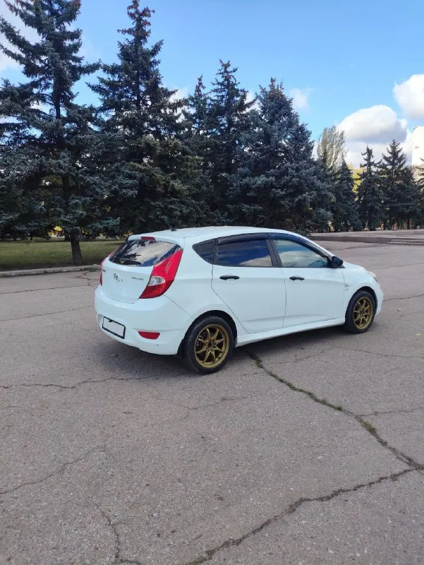 Срочно продам живой hyundai solaris | 2011 г. В. В кузове хетчбэк. 1,6 автомат. Техническая часть в полном порядке. Сел поехал.
В дтп никогда учавствовала.
Родной пробег 209тыс км.
Документы в полном порядке. Готов присутствовать в мрео при переоформлении.
Двигател 1,6 на 123 лс. Чувствует себя отлично. Масла ни ест ни грамма. Не дымит, не стучит, не дезелит. Сухой. Едет как положено. Цепь облужена.
Автомат чувствует себя превосходно. Работает отлично во всех режимах. Не пинается не затягивает. На 200 тыс заменен гидро блок и оригинальное масло с фильтром.
Ходовка на отлично. Не стучит не гремит. Как мячик.
Из последнего обслуживалась передняя подвеска и тормоза.
В машине установлена андроид магнитола с камерой заднего вида.
По комплектации эл зеркала, стеклоподъёмники, кондиционер, мультируль.
Салон в хорошем состоянии.
По лкп есть моменты, но ничего критичного.
Машина находится в горловке, бываю часто в донецке. Остальные города по договоренности
Цена 780.000
+79498518341 - фотография - 4