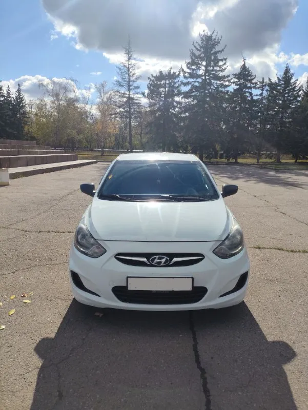 Срочно продам живой hyundai solaris | 2011 г. В. В кузове хетчбэк. 1,6 автомат. Техническая часть в полном порядке. Сел поехал.
В дтп никогда учавствовала.
Родной пробег 209тыс км.
Документы в полном порядке. Готов присутствовать в мрео при переоформлении.
Двигател 1,6 на 123 лс. Чувствует себя отлично. Масла ни ест ни грамма. Не дымит, не стучит, не дезелит. Сухой. Едет как положено. Цепь облужена.
Автомат чувствует себя превосходно. Работает отлично во всех режимах. Не пинается не затягивает. На 200 тыс заменен гидро блок и оригинальное масло с фильтром.
Ходовка на отлично. Не стучит не гремит. Как мячик.
Из последнего обслуживалась передняя подвеска и тормоза.
В машине установлена андроид магнитола с камерой заднего вида.
По комплектации эл зеркала, стеклоподъёмники, кондиционер, мультируль.
Салон в хорошем состоянии.
По лкп есть моменты, но ничего критичного.
Машина находится в горловке, бываю часто в донецке. Остальные города по договоренности
Цена 780.000
+79498518341 - фотография - 5