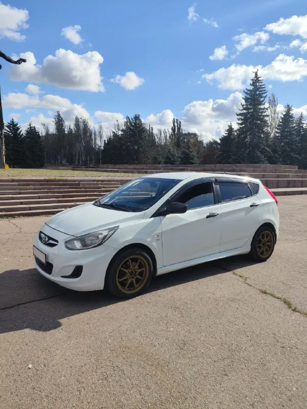 Срочно продам живой hyundai solaris | 2011 г. В. В кузове хетчбэк. 1,6 автомат. Техническая часть в полном порядке. Сел поехал.
В дтп никогда учавствовала.
Родной пробег 209тыс км.
Документы в полном порядке. Готов присутствовать в мрео при переоформлении.
Двигател 1,6 на 123 лс. Чувствует себя отлично. Масла ни ест ни грамма. Не дымит, не стучит, не дезелит. Сухой. Едет как положено. Цепь облужена.
Автомат чувствует себя превосходно. Работает отлично во всех режимах. Не пинается не затягивает. На 200 тыс заменен гидро блок и оригинальное масло с фильтром.
Ходовка на отлично. Не стучит не гремит. Как мячик.
Из последнего обслуживалась передняя подвеска и тормоза.
В машине установлена андроид магнитола с камерой заднего вида.
По комплектации эл зеркала, стеклоподъёмники, кондиционер, мультируль.
Салон в хорошем состоянии.
По лкп есть моменты, но ничего критичного.
Машина находится в горловке, бываю часто в донецке. Остальные города по договоренности
Цена 780.000
+79498518341 - фотография - 6