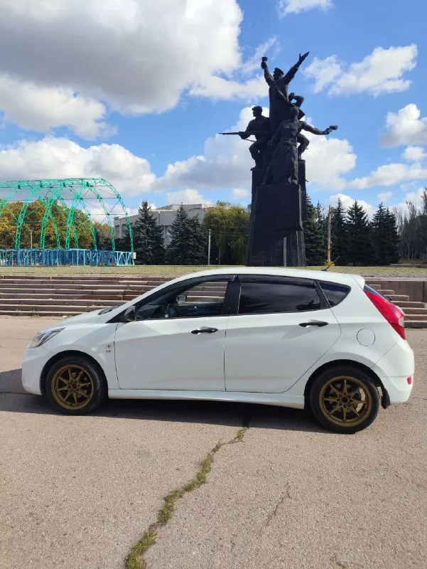 Срочно продам живой hyundai solaris | 2011 г. В. В кузове хетчбэк. 1,6 автомат. Техническая часть в полном порядке. Сел поехал.
В дтп никогда учавствовала.
Родной пробег 209тыс км.
Документы в полном порядке. Готов присутствовать в мрео при переоформлении.
Двигател 1,6 на 123 лс. Чувствует себя отлично. Масла ни ест ни грамма. Не дымит, не стучит, не дезелит. Сухой. Едет как положено. Цепь облужена.
Автомат чувствует себя превосходно. Работает отлично во всех режимах. Не пинается не затягивает. На 200 тыс заменен гидро блок и оригинальное масло с фильтром.
Ходовка на отлично. Не стучит не гремит. Как мячик.
Из последнего обслуживалась передняя подвеска и тормоза.
В машине установлена андроид магнитола с камерой заднего вида.
По комплектации эл зеркала, стеклоподъёмники, кондиционер, мультируль.
Салон в хорошем состоянии.
По лкп есть моменты, но ничего критичного.
Машина находится в горловке, бываю часто в донецке. Остальные города по договоренности
Цена 780.000
+79498518341 - фотография - 7