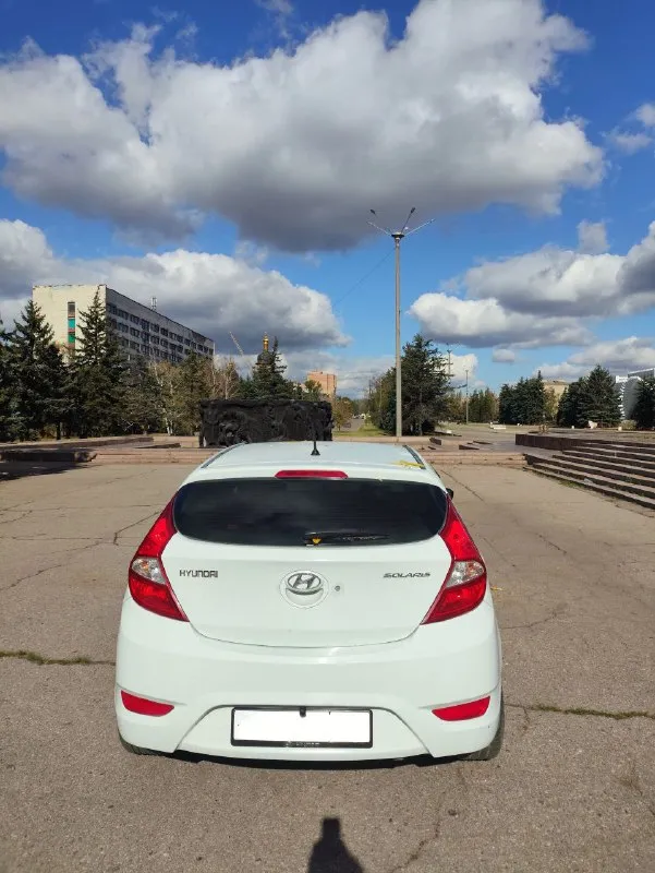 Срочно продам живой hyundai solaris | 2011 г. В. В кузове хетчбэк. 1,6 автомат. Техническая часть в полном порядке. Сел поехал.
В дтп никогда учавствовала.
Родной пробег 209тыс км.
Документы в полном порядке. Готов присутствовать в мрео при переоформлении.
Двигател 1,6 на 123 лс. Чувствует себя отлично. Масла ни ест ни грамма. Не дымит, не стучит, не дезелит. Сухой. Едет как положено. Цепь облужена.
Автомат чувствует себя превосходно. Работает отлично во всех режимах. Не пинается не затягивает. На 200 тыс заменен гидро блок и оригинальное масло с фильтром.
Ходовка на отлично. Не стучит не гремит. Как мячик.
Из последнего обслуживалась передняя подвеска и тормоза.
В машине установлена андроид магнитола с камерой заднего вида.
По комплектации эл зеркала, стеклоподъёмники, кондиционер, мультируль.
Салон в хорошем состоянии.
По лкп есть моменты, но ничего критичного.
Машина находится в горловке, бываю часто в донецке. Остальные города по договоренности
Цена 780.000
+79498518341 - фотография - 8