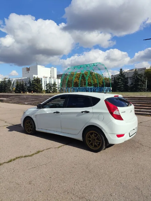 Срочно продам живой hyundai solaris | 2011 г. В. В кузове хетчбэк. 1,6 автомат. Техническая часть в полном порядке. Сел поехал.
В дтп никогда учавствовала.
Родной пробег 209тыс км.
Документы в полном порядке. Готов присутствовать в мрео при переоформлении.
Двигател 1,6 на 123 лс. Чувствует себя отлично. Масла ни ест ни грамма. Не дымит, не стучит, не дезелит. Сухой. Едет как положено. Цепь облужена.
Автомат чувствует себя превосходно. Работает отлично во всех режимах. Не пинается не затягивает. На 200 тыс заменен гидро блок и оригинальное масло с фильтром.
Ходовка на отлично. Не стучит не гремит. Как мячик.
Из последнего обслуживалась передняя подвеска и тормоза.
В машине установлена андроид магнитола с камерой заднего вида.
По комплектации эл зеркала, стеклоподъёмники, кондиционер, мультируль.
Салон в хорошем состоянии.
По лкп есть моменты, но ничего критичного.
Машина находится в горловке, бываю часто в донецке. Остальные города по договоренности
Цена 780.000
+79498518341 - фотография - 9