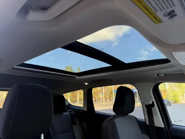 Ford escape, 2017, 1.5 (179 л. С. ) автомат. 137000км. Отличный автомобиль на обычном автомате, не робот. Хорошая комплектация, климат контроль 2-х зонный, электрорегулировка и подогрев передних сидений,   датчик дождя,   датчик света,   люк + панорамная крыша, мультимедийная система с камерой заднего вида. Возможен оформление в кредит. Возможен обмен. Более детально по телефону.
Цена - 1.630.000 р.
+79493250509 - фотография - 10