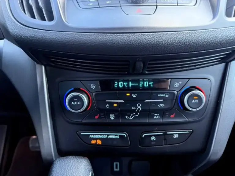 Ford escape, 2017, 1.5 (179 л. С. ) автомат. 137000км. Отличный автомобиль на обычном автомате, не робот. Хорошая комплектация, климат контроль 2-х зонный, электрорегулировка и подогрев передних сидений,   датчик дождя,   датчик света,   люк + панорамная крыша, мультимедийная система с камерой заднего вида. Возможен оформление в кредит. Возможен обмен. Более детально по телефону.
Цена - 1.630.000 р.
+79493250509 - фотография - 9