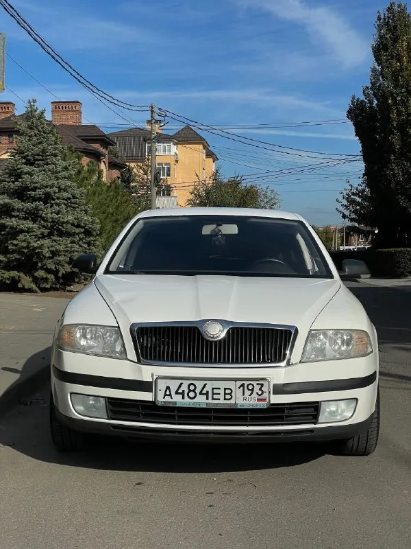 Skoda octavia 1.6 fsi 2007 механика
Цена: 650 тысяч рублей (торг)
Номер: +79494771813

Продается шкода октавия а5 1.6 fsi на механической коробке передач. Хозяйская, была все время в одной семье, фактически один владелец. Ездила исключительно по краснодару, поэтому днище с порогоми сохранились максимально хорошо. Состояние близко к идеалу, имеются жизненные скольчики и небольшая вмятина на капоте, но это мелочи на фоне общего состояния авто. Родной окрас, машина без дтп. По технической части вопросов нет, все работает и едет как надо. Двигатель не шумит, не троит, тянет машину хорошо. Все передачи работают. Печка жарит, кондиционер холодит. По электрике вопросов так же нет, все работает, музыка играет хорошо. Была замена обшивки потолка, старая провисла, частая проблема старых вагов. Поставил кожаный руль заместо пластикового, сделал хим чистку сидений, салон выглядит отлично, очень чистый и аккуратный. Резина летняя перели 23 года на прикольных 15-ых дисках. - фотография - 1