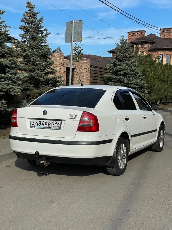 Skoda octavia 1.6 fsi 2007 механика
Цена: 650 тысяч рублей (торг)
Номер: +79494771813

Продается шкода октавия а5 1.6 fsi на механической коробке передач. Хозяйская, была все время в одной семье, фактически один владелец. Ездила исключительно по краснодару, поэтому днище с порогоми сохранились максимально хорошо. Состояние близко к идеалу, имеются жизненные скольчики и небольшая вмятина на капоте, но это мелочи на фоне общего состояния авто. Родной окрас, машина без дтп. По технической части вопросов нет, все работает и едет как надо. Двигатель не шумит, не троит, тянет машину хорошо. Все передачи работают. Печка жарит, кондиционер холодит. По электрике вопросов так же нет, все работает, музыка играет хорошо. Была замена обшивки потолка, старая провисла, частая проблема старых вагов. Поставил кожаный руль заместо пластикового, сделал хим чистку сидений, салон выглядит отлично, очень чистый и аккуратный. Резина летняя перели 23 года на прикольных 15-ых дисках. - фотография - 4
