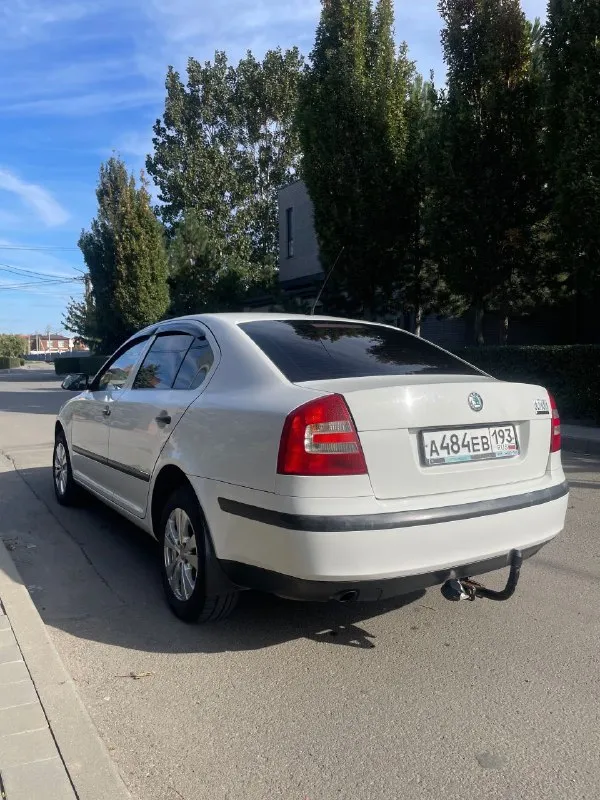 Skoda octavia 1.6 fsi 2007 механика
Цена: 650 тысяч рублей (торг)
Номер: +79494771813

Продается шкода октавия а5 1.6 fsi на механической коробке передач. Хозяйская, была все время в одной семье, фактически один владелец. Ездила исключительно по краснодару, поэтому днище с порогоми сохранились максимально хорошо. Состояние близко к идеалу, имеются жизненные скольчики и небольшая вмятина на капоте, но это мелочи на фоне общего состояния авто. Родной окрас, машина без дтп. По технической части вопросов нет, все работает и едет как надо. Двигатель не шумит, не троит, тянет машину хорошо. Все передачи работают. Печка жарит, кондиционер холодит. По электрике вопросов так же нет, все работает, музыка играет хорошо. Была замена обшивки потолка, старая провисла, частая проблема старых вагов. Поставил кожаный руль заместо пластикового, сделал хим чистку сидений, салон выглядит отлично, очень чистый и аккуратный. Резина летняя перели 23 года на прикольных 15-ых дисках. - фотография - 8