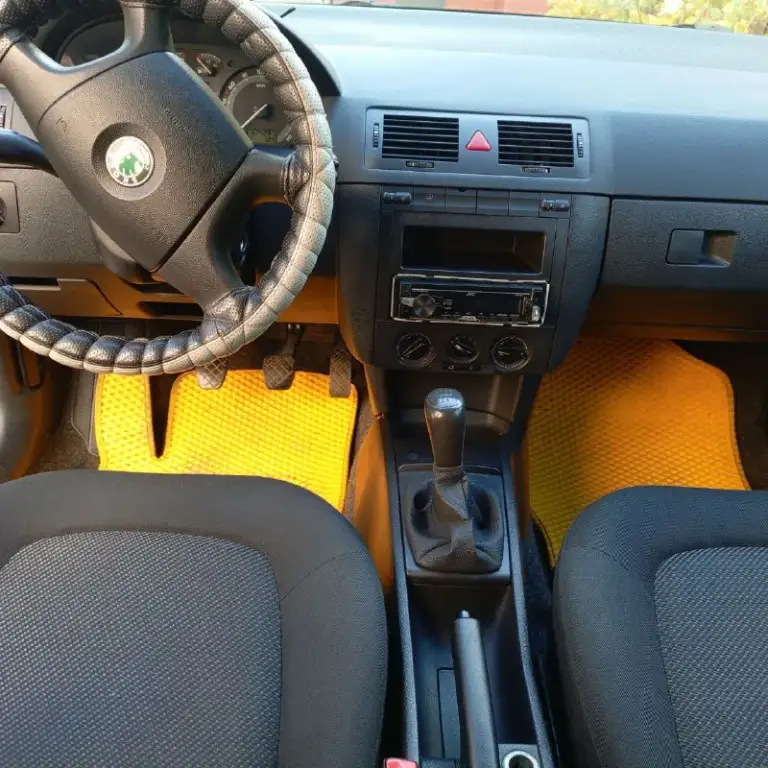 Продам skoda fabia ( skoda фабия)   2006 г. 1,2 бензин. Диски литые r 14 на хорошей зимней резине. Мкпп-5. Кондиционер, гур, airbag, abs, epc, цз, подогрев зеркал, подогрев сидений, магнитола jvc,   электростеклоподъемники.
‎Салон, дверные карты, потолок в отличном состоянии.
‎410Тыс, торг. Переоформление
‎+79490358521
📲 Tg: николай
📞 Звоните: +7(949)0358521 - фотография - 8