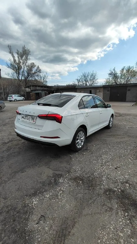 Skoda rapid 2021 цена, ₽: 1800000 пробег, км: 49 000 количество дверей: 5 поколение: ii (2019—2025) тип двигателя: бензин привод: передний мощность, л. С. : 90 модификация: 1.6 mpi mt (90 л. С. ) комплектация: style руль: левый состояние: не битый птс: электронный владельцев по птс: 1 салон * кожаный руль цвет салона * тёмный обогрев: * передних сидений * задних сидений * зеркал * руля * подогрев заднего и лобового стекла электростеклоподъемники * передние и задние помощь при вождении * датчик дождя * датчик света * парктроник задний * камера заднего вида * круиз-контроль * бортовой компьютер противоугонная система * сигнализация * центральный замок * без ключевой доступ * кнопка start/stop активная безопасность * антиблокировка тормозов * антипробуксовка * экстренное торможение фары * заводские светодиодные линзованые * противотуманный автомобиль частично в броне пленке, есть зимняя резина, заводская тонировка и защита двигателя, оригинальные родные коврики салона и бага
📞 Звоните: +7(949)4102312 - фотография - 2