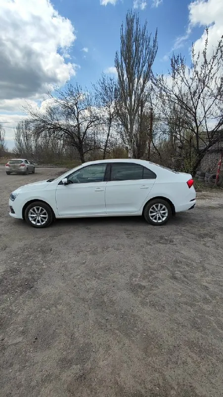 Skoda rapid 2021 цена, ₽: 1800000 пробег, км: 49 000 количество дверей: 5 поколение: ii (2019—2025) тип двигателя: бензин привод: передний мощность, л. С. : 90 модификация: 1.6 mpi mt (90 л. С. ) комплектация: style руль: левый состояние: не битый птс: электронный владельцев по птс: 1 салон * кожаный руль цвет салона * тёмный обогрев: * передних сидений * задних сидений * зеркал * руля * подогрев заднего и лобового стекла электростеклоподъемники * передние и задние помощь при вождении * датчик дождя * датчик света * парктроник задний * камера заднего вида * круиз-контроль * бортовой компьютер противоугонная система * сигнализация * центральный замок * без ключевой доступ * кнопка start/stop активная безопасность * антиблокировка тормозов * антипробуксовка * экстренное торможение фары * заводские светодиодные линзованые * противотуманный автомобиль частично в броне пленке, есть зимняя резина, заводская тонировка и защита двигателя, оригинальные родные коврики салона и бага
📞 Звоните: +7(949)4102312 - фотография - 4
