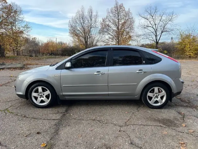 Продам ford focus 2
2005 Год
Объем 1,6 газ/бензин
Пробег 266000 км.
Машина в хорошем техническом состоянии.
Ходовая часть вся перебрана, едет сбито.
Салон велюровый, чистый и ухоженный.
Установлено и вписано фирмы brc(италия).
Подушки все целые.
Установлены лед-дампы в ближний/дальний свет, светят превосходно.
Машина на летней новой резине, зимнюю отдам в компекте.
Комплектация:
Мультируль;
Круиз контроль;
Двух-зонный климат контроль;
Подогрев лобового, заднего стекла и зеркал;
Датчик дождя;
Abs, esp;
Подогрев сидений;
4 Эсп с доводчиками стекол;
Музыка sony, играет очень достойно;
Bluetooth, cd;
Зеркало заднего вида с автозатемнением;
Цена 610000р. Торг у капота.
+79497305406
📞 Звоните: +7(949)7305406 - фотография - 2