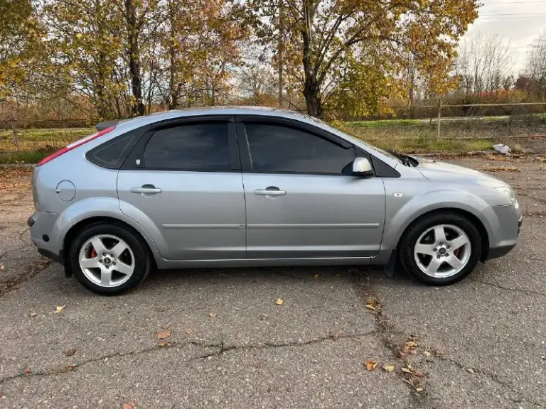 Продам ford focus 2
2005 Год
Объем 1,6 газ/бензин
Пробег 266000 км.
Машина в хорошем техническом состоянии.
Ходовая часть вся перебрана, едет сбито.
Салон велюровый, чистый и ухоженный.
Установлено и вписано фирмы brc(италия).
Подушки все целые.
Установлены лед-дампы в ближний/дальний свет, светят превосходно.
Машина на летней новой резине, зимнюю отдам в компекте.
Комплектация:
Мультируль;
Круиз контроль;
Двух-зонный климат контроль;
Подогрев лобового, заднего стекла и зеркал;
Датчик дождя;
Abs, esp;
Подогрев сидений;
4 Эсп с доводчиками стекол;
Музыка sony, играет очень достойно;
Bluetooth, cd;
Зеркало заднего вида с автозатемнением;
Цена 610000р. Торг у капота.
+79497305406
📞 Звоните: +7(949)7305406 - фотография - 4
