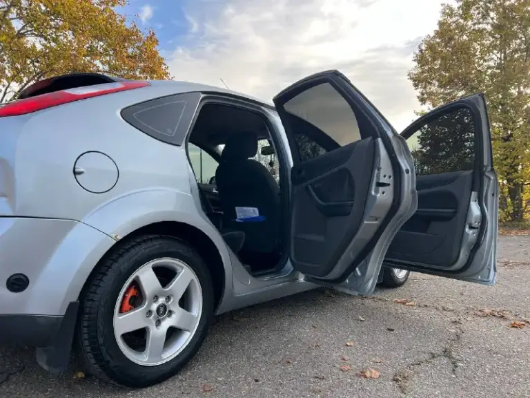Продам ford focus 2
2005 Год
Объем 1,6 газ/бензин
Пробег 266000 км.
Машина в хорошем техническом состоянии.
Ходовая часть вся перебрана, едет сбито.
Салон велюровый, чистый и ухоженный.
Установлено и вписано фирмы brc(италия).
Подушки все целые.
Установлены лед-дампы в ближний/дальний свет, светят превосходно.
Машина на летней новой резине, зимнюю отдам в компекте.
Комплектация:
Мультируль;
Круиз контроль;
Двух-зонный климат контроль;
Подогрев лобового, заднего стекла и зеркал;
Датчик дождя;
Abs, esp;
Подогрев сидений;
4 Эсп с доводчиками стекол;
Музыка sony, играет очень достойно;
Bluetooth, cd;
Зеркало заднего вида с автозатемнением;
Цена 610000р. Торг у капота.
+79497305406
📞 Звоните: +7(949)7305406 - фотография - 5