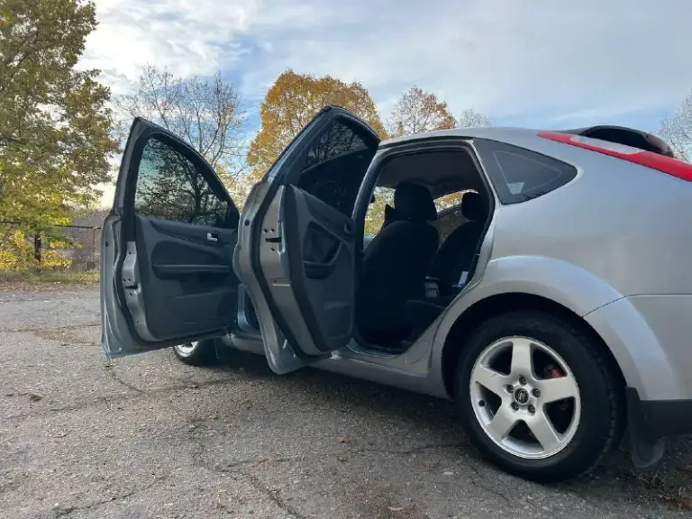 Продам ford focus 2
2005 Год
Объем 1,6 газ/бензин
Пробег 266000 км.
Машина в хорошем техническом состоянии.
Ходовая часть вся перебрана, едет сбито.
Салон велюровый, чистый и ухоженный.
Установлено и вписано фирмы brc(италия).
Подушки все целые.
Установлены лед-дампы в ближний/дальний свет, светят превосходно.
Машина на летней новой резине, зимнюю отдам в компекте.
Комплектация:
Мультируль;
Круиз контроль;
Двух-зонный климат контроль;
Подогрев лобового, заднего стекла и зеркал;
Датчик дождя;
Abs, esp;
Подогрев сидений;
4 Эсп с доводчиками стекол;
Музыка sony, играет очень достойно;
Bluetooth, cd;
Зеркало заднего вида с автозатемнением;
Цена 610000р. Торг у капота.
+79497305406
📞 Звоните: +7(949)7305406 - фотография - 6