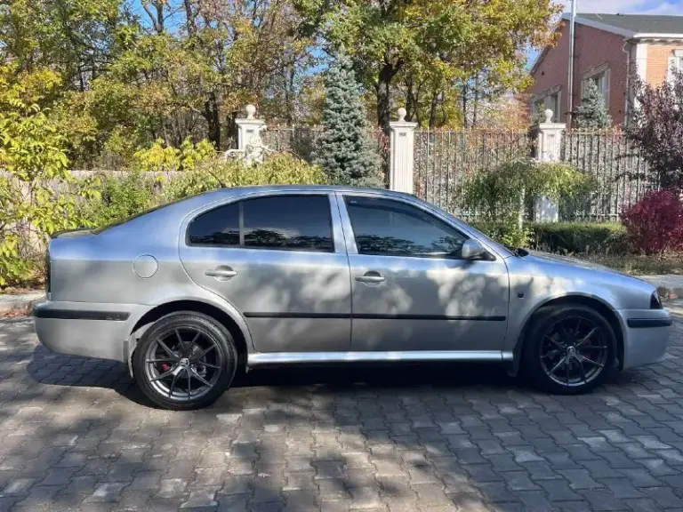 Продам skoda tur 1.8 турбо в отличном состоянии без каких либо вложений автомобиль всегда обслуживал с душой достойная музыка масло всегда матюль синтетика алькантара потолок звёздное небо машина делалась для души едит достойно без дисков дешевле зимняя резина в комплекте цена 550т руб торг г донецк +79495238838 - фотография - 3