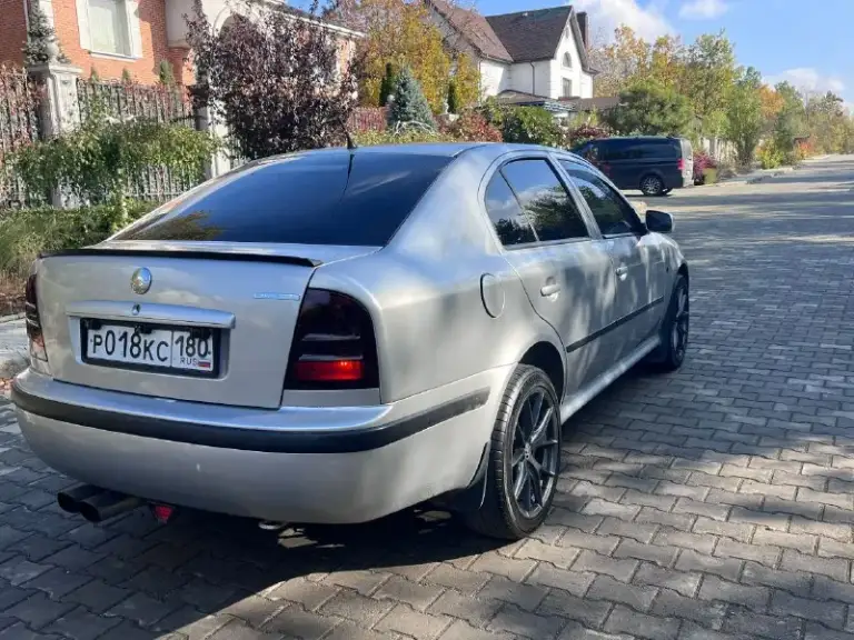 Продам skoda tur 1.8 турбо в отличном состоянии без каких либо вложений автомобиль всегда обслуживал с душой достойная музыка масло всегда матюль синтетика алькантара потолок звёздное небо машина делалась для души едит достойно без дисков дешевле зимняя резина в комплекте цена 550т руб торг г донецк +79495238838 - фотография - 4