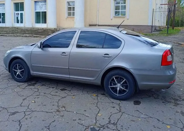 Skoda октавия а5, 2010 год, лифтбек, от хозяина, в хорошем техническом состоянии, абсолютно все работает, каждая кнопка, бережная эксплуатация. Мотор 1.6, механическая коробка передач. Комплектация: все стеклоподъёмники, климат, круиз- контроль, датчики, света и дождя, подогрев сидений, задний парктроник. Все вопросы и подробности по телефону. Все покажу и расскажу, знаю по машине все. Вложений не требует, сел и катайся. Любой вид оформления. Хочу 780к, торг никто не отменял. Осмотр в донецке, буденновский район. +7949 3736296, +7949 5278193
📞 Звоните: +7(949)3736296 - фотография - 4