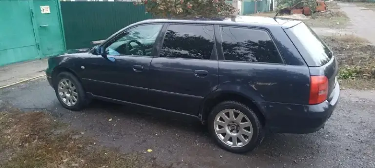 Всем доброго. Продаю свой автомобиль, хозяйка жена. Машина не единственная в семье, поэтому просто стоит без дела. Audi а4 б5 универсал, рестайлинг.1999 год. Двигатель 1.6 бензин/газ. Баллон в нише запаски. Довольно экономичный и вместительный автомобиль. Заводской климат контроль. Все работает, ничего не стучит и не гремит. Полностью обслужен и на ходу. Зимняя резина перед новая, зад один сезон. Из минусов, рыжик на задней двери и трещина на заднем бампере. Срочных вложений в ближайшее время не требует. Продажа обязательно с переоформлением. Цена 500. +79493564722. Комментарии не читаю, лучше звоните или пишите в личку.
📞 Звоните: +7(949)3564722 - фотография - 1