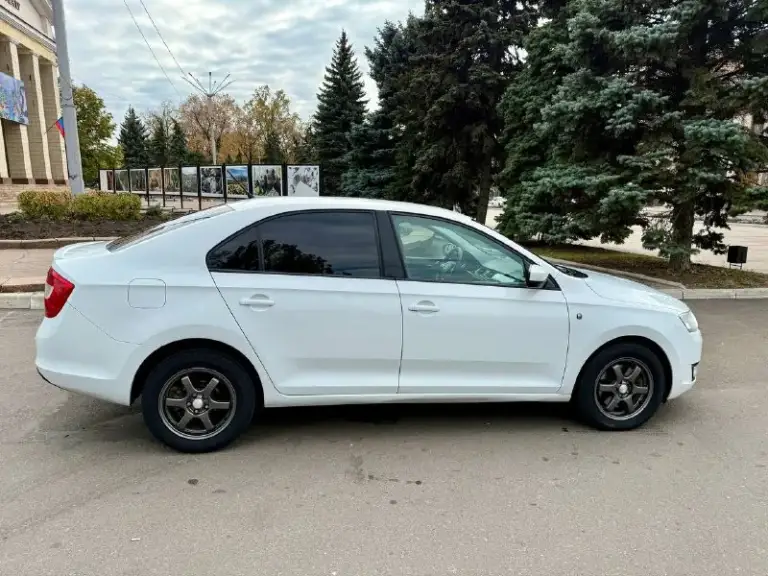 Skoda rapid 1.4 amt 7 ст, 2014 года, пробег 172 000 км
Автомобиль в отличном состоянии — как технически, так и внешне. Полностью обслужен, ухоженный. Двигатель бензин работает ровно, без посторонних звуков, коробка переключается плавно, без рывков. Ошибок по электронике нет, работает каждая кнопка, салон чистый и аккуратный.
Комплектация: подогрев передних сидений, кондиционер, парктроники, электростеклоподъёмники, штатная аудиосистема, блютус, бортовой компьютер, центральный замок. Отличная динамика и приятный расход топлива — всего 6–7 литров на 100 км.
Осмотр в макеевке, любые проверки на сто только приветствуются. Я владелец, полное переоформление в мрэо.
💰 Цена 888 000 руб, торг у капота.
📞 +7 949 580-05-42 - фотография - 1
