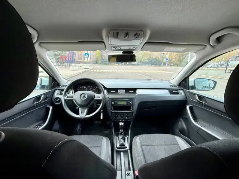 Skoda rapid 1.4 amt 7 ст, 2014 года, пробег 172 000 км
Автомобиль в отличном состоянии — как технически, так и внешне. Полностью обслужен, ухоженный. Двигатель бензин работает ровно, без посторонних звуков, коробка переключается плавно, без рывков. Ошибок по электронике нет, работает каждая кнопка, салон чистый и аккуратный.
Комплектация: подогрев передних сидений, кондиционер, парктроники, электростеклоподъёмники, штатная аудиосистема, блютус, бортовой компьютер, центральный замок. Отличная динамика и приятный расход топлива — всего 6–7 литров на 100 км.
Осмотр в макеевке, любые проверки на сто только приветствуются. Я владелец, полное переоформление в мрэо.
💰 Цена 888 000 руб, торг у капота.
📞 +7 949 580-05-42 - фотография - 10
