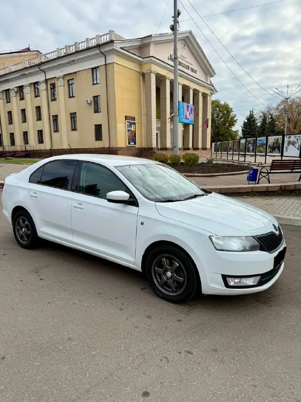 Skoda rapid 1.4 amt 7 ст, 2014 года, пробег 172 000 км
Автомобиль в отличном состоянии — как технически, так и внешне. Полностью обслужен, ухоженный. Двигатель бензин работает ровно, без посторонних звуков, коробка переключается плавно, без рывков. Ошибок по электронике нет, работает каждая кнопка, салон чистый и аккуратный.
Комплектация: подогрев передних сидений, кондиционер, парктроники, электростеклоподъёмники, штатная аудиосистема, блютус, бортовой компьютер, центральный замок. Отличная динамика и приятный расход топлива — всего 6–7 литров на 100 км.
Осмотр в макеевке, любые проверки на сто только приветствуются. Я владелец, полное переоформление в мрэо.
💰 Цена 888 000 руб, торг у капота.
📞 +7 949 580-05-42 - фотография - 2