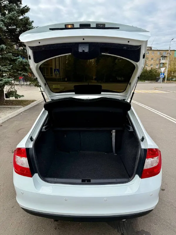 Skoda rapid 1.4 amt 7 ст, 2014 года, пробег 172 000 км
Автомобиль в отличном состоянии — как технически, так и внешне. Полностью обслужен, ухоженный. Двигатель бензин работает ровно, без посторонних звуков, коробка переключается плавно, без рывков. Ошибок по электронике нет, работает каждая кнопка, салон чистый и аккуратный.
Комплектация: подогрев передних сидений, кондиционер, парктроники, электростеклоподъёмники, штатная аудиосистема, блютус, бортовой компьютер, центральный замок. Отличная динамика и приятный расход топлива — всего 6–7 литров на 100 км.
Осмотр в макеевке, любые проверки на сто только приветствуются. Я владелец, полное переоформление в мрэо.
💰 Цена 888 000 руб, торг у капота.
📞 +7 949 580-05-42 - фотография - 3