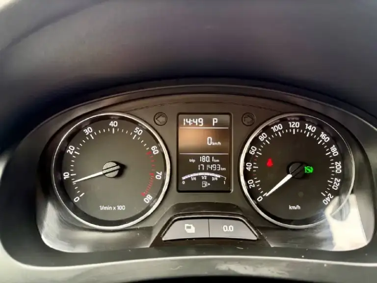 Skoda rapid 1.4 amt 7 ст, 2014 года, пробег 172 000 км
Автомобиль в отличном состоянии — как технически, так и внешне. Полностью обслужен, ухоженный. Двигатель бензин работает ровно, без посторонних звуков, коробка переключается плавно, без рывков. Ошибок по электронике нет, работает каждая кнопка, салон чистый и аккуратный.
Комплектация: подогрев передних сидений, кондиционер, парктроники, электростеклоподъёмники, штатная аудиосистема, блютус, бортовой компьютер, центральный замок. Отличная динамика и приятный расход топлива — всего 6–7 литров на 100 км.
Осмотр в макеевке, любые проверки на сто только приветствуются. Я владелец, полное переоформление в мрэо.
💰 Цена 888 000 руб, торг у капота.
📞 +7 949 580-05-42 - фотография - 4