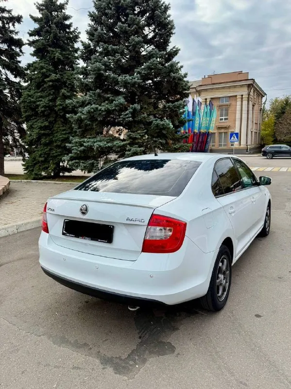 Skoda rapid 1.4 amt 7 ст, 2014 года, пробег 172 000 км
Автомобиль в отличном состоянии — как технически, так и внешне. Полностью обслужен, ухоженный. Двигатель бензин работает ровно, без посторонних звуков, коробка переключается плавно, без рывков. Ошибок по электронике нет, работает каждая кнопка, салон чистый и аккуратный.
Комплектация: подогрев передних сидений, кондиционер, парктроники, электростеклоподъёмники, штатная аудиосистема, блютус, бортовой компьютер, центральный замок. Отличная динамика и приятный расход топлива — всего 6–7 литров на 100 км.
Осмотр в макеевке, любые проверки на сто только приветствуются. Я владелец, полное переоформление в мрэо.
💰 Цена 888 000 руб, торг у капота.
📞 +7 949 580-05-42 - фотография - 6
