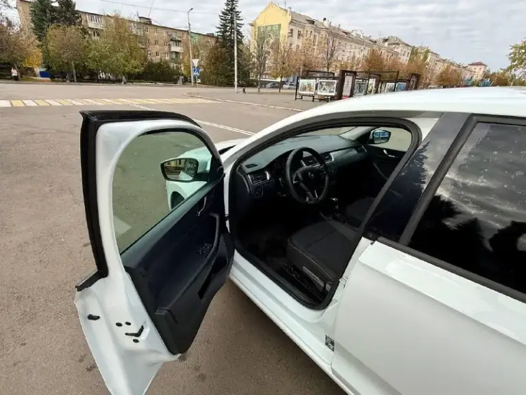 Skoda rapid 1.4 amt 7 ст, 2014 года, пробег 172 000 км
Автомобиль в отличном состоянии — как технически, так и внешне. Полностью обслужен, ухоженный. Двигатель бензин работает ровно, без посторонних звуков, коробка переключается плавно, без рывков. Ошибок по электронике нет, работает каждая кнопка, салон чистый и аккуратный.
Комплектация: подогрев передних сидений, кондиционер, парктроники, электростеклоподъёмники, штатная аудиосистема, блютус, бортовой компьютер, центральный замок. Отличная динамика и приятный расход топлива — всего 6–7 литров на 100 км.
Осмотр в макеевке, любые проверки на сто только приветствуются. Я владелец, полное переоформление в мрэо.
💰 Цена 888 000 руб, торг у капота.
📞 +7 949 580-05-42 - фотография - 7
