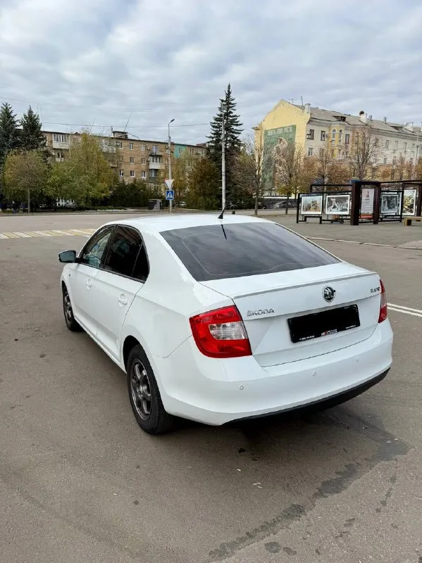 Skoda rapid 1.4 amt 7 ст, 2014 года, пробег 172 000 км
Автомобиль в отличном состоянии — как технически, так и внешне. Полностью обслужен, ухоженный. Двигатель бензин работает ровно, без посторонних звуков, коробка переключается плавно, без рывков. Ошибок по электронике нет, работает каждая кнопка, салон чистый и аккуратный.
Комплектация: подогрев передних сидений, кондиционер, парктроники, электростеклоподъёмники, штатная аудиосистема, блютус, бортовой компьютер, центральный замок. Отличная динамика и приятный расход топлива — всего 6–7 литров на 100 км.
Осмотр в макеевке, любые проверки на сто только приветствуются. Я владелец, полное переоформление в мрэо.
💰 Цена 888 000 руб, торг у капота.
📞 +7 949 580-05-42 - фотография - 8