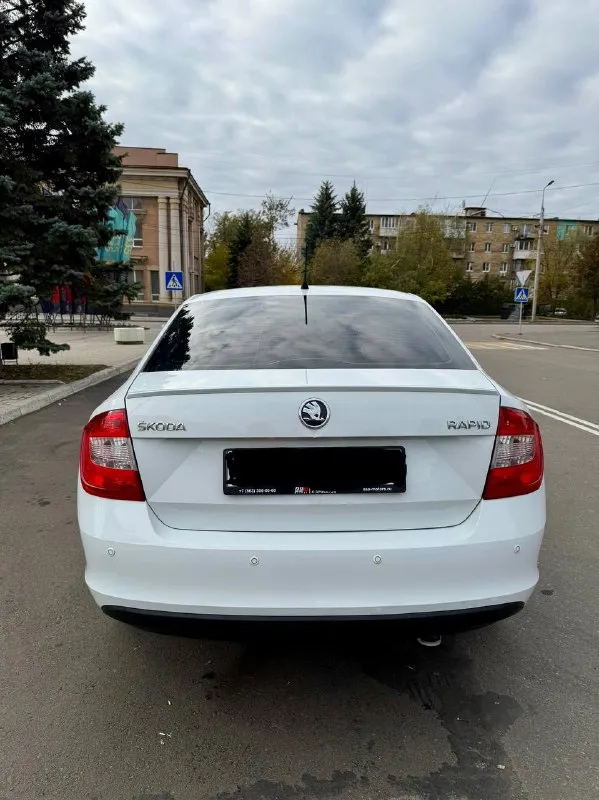 Skoda rapid 1.4 amt 7 ст, 2014 года, пробег 172 000 км
Автомобиль в отличном состоянии — как технически, так и внешне. Полностью обслужен, ухоженный. Двигатель бензин работает ровно, без посторонних звуков, коробка переключается плавно, без рывков. Ошибок по электронике нет, работает каждая кнопка, салон чистый и аккуратный.
Комплектация: подогрев передних сидений, кондиционер, парктроники, электростеклоподъёмники, штатная аудиосистема, блютус, бортовой компьютер, центральный замок. Отличная динамика и приятный расход топлива — всего 6–7 литров на 100 км.
Осмотр в макеевке, любые проверки на сто только приветствуются. Я владелец, полное переоформление в мрэо.
💰 Цена 888 000 руб, торг у капота.
📞 +7 949 580-05-42 - фотография - 9