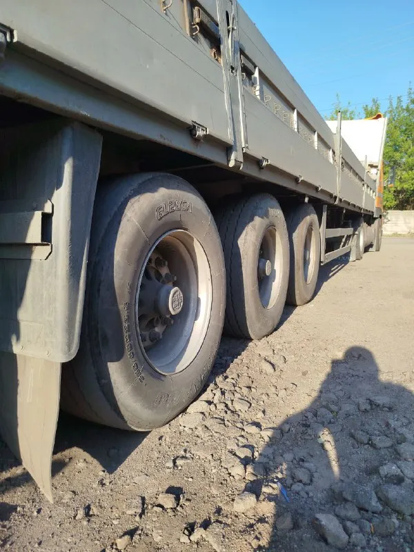 Продам полуприцеп schmitz 1997г. В после полного кап ремонта, поварен, покрашен, новые полы, ходовка обслужена, подушки новые. 450000₽ +79495966516 - фотография - 1