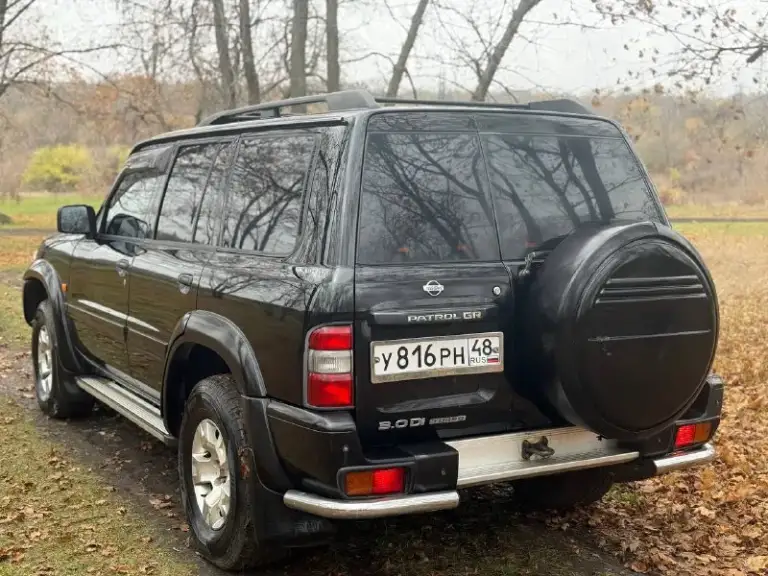 Продам легендарный nissan patrol в кузове y61. Рамный, семи местный внедорожник. В боевом состоянии, один единственный владелец 18 лет, оригинальный птс, сервисные книжки и прочие. Технически и эстетически вложений не требует.
Для тяжёлого бездорожья предусмотрены - блок. Заднего дифференциала, понижающая передача, отключение заднего стабилизатора. Вечные передние/задние неразрезные мосты. Передний мост с колесными муфтами (хабы)
Двигатель 3.0-литровый дизель, контрактный, пробег 185,400 км. Есть все бумаги, квитанции, пришёл с японии (вписан в начале этого года) чугунная грузовая мкпп (неубиваемая) тнвд заменил, ещё на гарантии, аккумулятор новый.
Кузов и рама целые, номера читаются. Стёкла заводские. Косметика была, но, большая часть в родном окрасе. В оригинальном состоянии, без тюнинга и доработок за исключением доп. Печки. Резины и дисков два комплекта, летняя / зимняя.
Цена : 1,1 млн рублей. Обмена и рассрочки нет. Территориально находится в г макеевка (центр) контакт №1 : +7(949)-453-12-33 (есть telegram) контакт №2 : +7(951)-767-97-27 (есть whatsapp) - фотография - 2