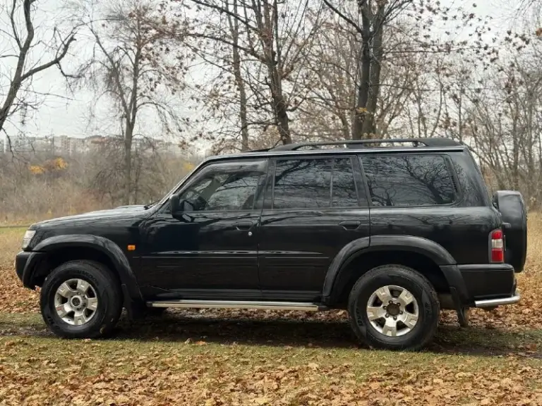 Продам легендарный nissan patrol в кузове y61. Рамный, семи местный внедорожник. В боевом состоянии, один единственный владелец 18 лет, оригинальный птс, сервисные книжки и прочие. Технически и эстетически вложений не требует.
Для тяжёлого бездорожья предусмотрены - блок. Заднего дифференциала, понижающая передача, отключение заднего стабилизатора. Вечные передние/задние неразрезные мосты. Передний мост с колесными муфтами (хабы)
Двигатель 3.0-литровый дизель, контрактный, пробег 185,400 км. Есть все бумаги, квитанции, пришёл с японии (вписан в начале этого года) чугунная грузовая мкпп (неубиваемая) тнвд заменил, ещё на гарантии, аккумулятор новый.
Кузов и рама целые, номера читаются. Стёкла заводские. Косметика была, но, большая часть в родном окрасе. В оригинальном состоянии, без тюнинга и доработок за исключением доп. Печки. Резины и дисков два комплекта, летняя / зимняя.
Цена : 1,1 млн рублей. Обмена и рассрочки нет. Территориально находится в г макеевка (центр) контакт №1 : +7(949)-453-12-33 (есть telegram) контакт №2 : +7(951)-767-97-27 (есть whatsapp) - фотография - 3