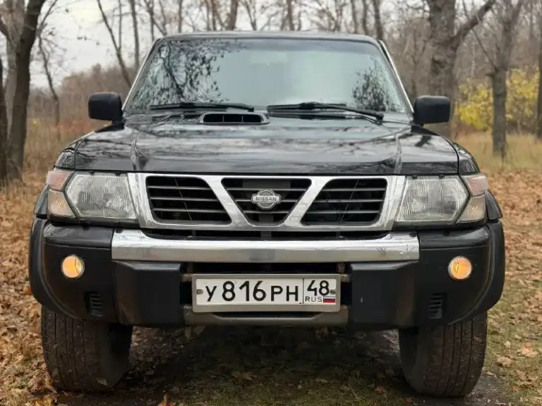 Продам легендарный nissan patrol в кузове y61. Рамный, семи местный внедорожник. В боевом состоянии, один единственный владелец 18 лет, оригинальный птс, сервисные книжки и прочие. Технически и эстетически вложений не требует.
Для тяжёлого бездорожья предусмотрены - блок. Заднего дифференциала, понижающая передача, отключение заднего стабилизатора. Вечные передние/задние неразрезные мосты. Передний мост с колесными муфтами (хабы)
Двигатель 3.0-литровый дизель, контрактный, пробег 185,400 км. Есть все бумаги, квитанции, пришёл с японии (вписан в начале этого года) чугунная грузовая мкпп (неубиваемая) тнвд заменил, ещё на гарантии, аккумулятор новый.
Кузов и рама целые, номера читаются. Стёкла заводские. Косметика была, но, большая часть в родном окрасе. В оригинальном состоянии, без тюнинга и доработок за исключением доп. Печки. Резины и дисков два комплекта, летняя / зимняя.
Цена : 1,1 млн рублей. Обмена и рассрочки нет. Территориально находится в г макеевка (центр) контакт №1 : +7(949)-453-12-33 (есть telegram) контакт №2 : +7(951)-767-97-27 (есть whatsapp) - фотография - 4