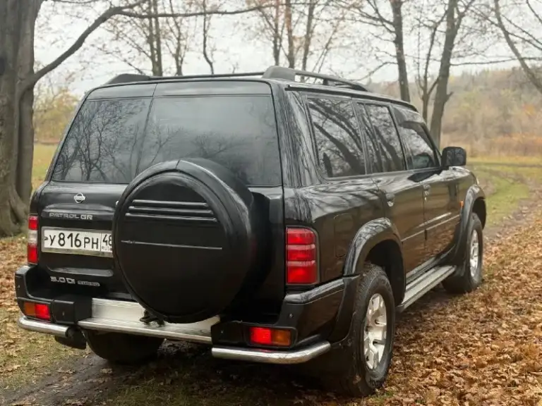 Продам легендарный nissan patrol в кузове y61. Рамный, семи местный внедорожник. В боевом состоянии, один единственный владелец 18 лет, оригинальный птс, сервисные книжки и прочие. Технически и эстетически вложений не требует.
Для тяжёлого бездорожья предусмотрены - блок. Заднего дифференциала, понижающая передача, отключение заднего стабилизатора. Вечные передние/задние неразрезные мосты. Передний мост с колесными муфтами (хабы)
Двигатель 3.0-литровый дизель, контрактный, пробег 185,400 км. Есть все бумаги, квитанции, пришёл с японии (вписан в начале этого года) чугунная грузовая мкпп (неубиваемая) тнвд заменил, ещё на гарантии, аккумулятор новый.
Кузов и рама целые, номера читаются. Стёкла заводские. Косметика была, но, большая часть в родном окрасе. В оригинальном состоянии, без тюнинга и доработок за исключением доп. Печки. Резины и дисков два комплекта, летняя / зимняя.
Цена : 1,1 млн рублей. Обмена и рассрочки нет. Территориально находится в г макеевка (центр) контакт №1 : +7(949)-453-12-33 (есть telegram) контакт №2 : +7(951)-767-97-27 (есть whatsapp) - фотография - 6
