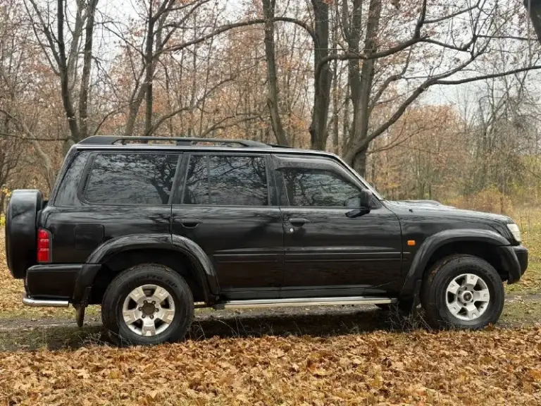 Продам легендарный nissan patrol в кузове y61. Рамный, семи местный внедорожник. В боевом состоянии, один единственный владелец 18 лет, оригинальный птс, сервисные книжки и прочие. Технически и эстетически вложений не требует.
Для тяжёлого бездорожья предусмотрены - блок. Заднего дифференциала, понижающая передача, отключение заднего стабилизатора. Вечные передние/задние неразрезные мосты. Передний мост с колесными муфтами (хабы)
Двигатель 3.0-литровый дизель, контрактный, пробег 185,400 км. Есть все бумаги, квитанции, пришёл с японии (вписан в начале этого года) чугунная грузовая мкпп (неубиваемая) тнвд заменил, ещё на гарантии, аккумулятор новый.
Кузов и рама целые, номера читаются. Стёкла заводские. Косметика была, но, большая часть в родном окрасе. В оригинальном состоянии, без тюнинга и доработок за исключением доп. Печки. Резины и дисков два комплекта, летняя / зимняя.
Цена : 1,1 млн рублей. Обмена и рассрочки нет. Территориально находится в г макеевка (центр) контакт №1 : +7(949)-453-12-33 (есть telegram) контакт №2 : +7(951)-767-97-27 (есть whatsapp) - фотография - 7