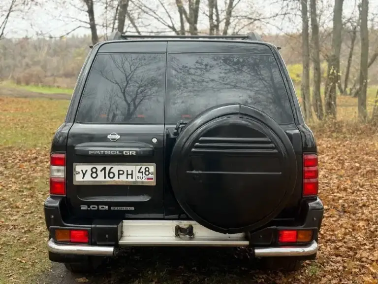 Продам легендарный nissan patrol в кузове y61. Рамный, семи местный внедорожник. В боевом состоянии, один единственный владелец 18 лет, оригинальный птс, сервисные книжки и прочие. Технически и эстетически вложений не требует.
Для тяжёлого бездорожья предусмотрены - блок. Заднего дифференциала, понижающая передача, отключение заднего стабилизатора. Вечные передние/задние неразрезные мосты. Передний мост с колесными муфтами (хабы)
Двигатель 3.0-литровый дизель, контрактный, пробег 185,400 км. Есть все бумаги, квитанции, пришёл с японии (вписан в начале этого года) чугунная грузовая мкпп (неубиваемая) тнвд заменил, ещё на гарантии, аккумулятор новый.
Кузов и рама целые, номера читаются. Стёкла заводские. Косметика была, но, большая часть в родном окрасе. В оригинальном состоянии, без тюнинга и доработок за исключением доп. Печки. Резины и дисков два комплекта, летняя / зимняя.
Цена : 1,1 млн рублей. Обмена и рассрочки нет. Территориально находится в г макеевка (центр) контакт №1 : +7(949)-453-12-33 (есть telegram) контакт №2 : +7(951)-767-97-27 (есть whatsapp) - фотография - 8