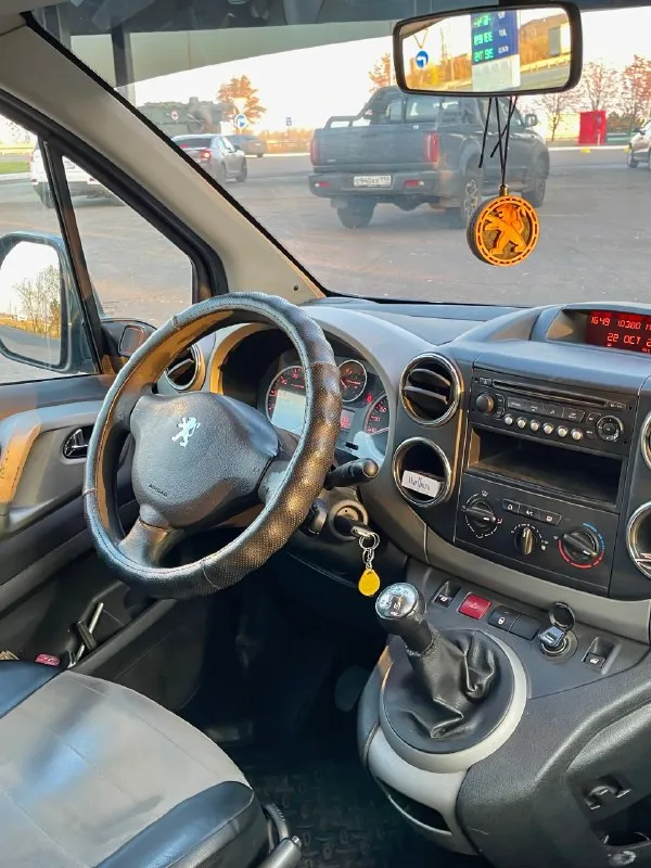 Продам peugeot partner 2011 года выпуска.
1 Хозяин, машина покупалась в автосалоне!
Цена: 665 тыс. Руб. Обсуждаемый торг!
- Оригинальный пробег: 263 тыс. Км.
- Двигатель: 1,6 л. 9he. Работает ровно.
- Трансмиссия: 5-и ступенчатая мкпп.
- Взбитая ходовая часть, обслужена.
Комплектация: кондиционер, усилитель руля, бортовой компьютер, центральный замок, обогрев заднего стекла, электропривод зеркал, abs, esp, srs & airbag.
Кузов ровный, весь в заводском окрасе! Безопасность вся на месте! Дно и пороги в нормальном состоянии, всё стёкла родные.
Любые проверки, в том числе и сто с вашей стороны приветствуются!
Контакт для связи: +7(949)424-06-64
Если не дозвонились, звоните в telegram.
Осмотр в городе донецк.
📞 Звоните: +7(949)4240664 - фотография - 5