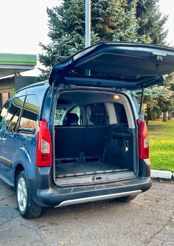 Продам peugeot partner 2011 года выпуска.
1 Хозяин, машина покупалась в автосалоне!
Цена: 665 тыс. Руб. Обсуждаемый торг!
- Оригинальный пробег: 263 тыс. Км.
- Двигатель: 1,6 л. 9he. Работает ровно.
- Трансмиссия: 5-и ступенчатая мкпп.
- Взбитая ходовая часть, обслужена.
Комплектация: кондиционер, усилитель руля, бортовой компьютер, центральный замок, обогрев заднего стекла, электропривод зеркал, abs, esp, srs & airbag.
Кузов ровный, весь в заводском окрасе! Безопасность вся на месте! Дно и пороги в нормальном состоянии, всё стёкла родные.
Любые проверки, в том числе и сто с вашей стороны приветствуются!
Контакт для связи: +7(949)424-06-64
Если не дозвонились, звоните в telegram.
Осмотр в городе донецк.
📞 Звоните: +7(949)4240664 - фотография - 7