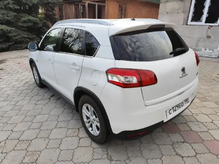 Продам peugeot peugeot 4008.
2012 Год.
Цена снижена в связи с покупкой недвижимости.
Автомат, с возможностью переключения передач в ручном режиме, лепестками на руле.
Полный привод с регулировкой привода, передний, auto,4 wd постоянный.
Передние и задние парктроники.
Камера заднего вида.
Датчики света и дождя.
Круиз контроль.
Климат контроль.
Мульти руль.
Монитор с навигацией.
Состояние очень хорошее.
Крашена крышка багажника и задний бампер.
На 228 000 км. Была замена двигателя на контрактный, с пробегом 70 000 км. Зарегистрирован в мрэо.
Цена 900 000 рублей.
Находится в мариуполе.
+79495018883
📲 Tg: @miha8864
📞 Звоните: +7(949)5018883 - фотография - 3