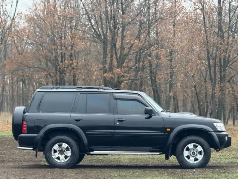 Продам легендарный nissan patrol в кузове y61. Рамный, семи местный внедорожник в боевом состоянии. Один владелец, оригинальный птс. Сохранилась документация с автосалона, есть сервисная книжка с отметками обслуживания.
Двигатель 3.0-литровый дизель, контрактный, пробег 185,400 км. , вышел в 470 тыс руб, есть квитанции и чеки, пришёл с японии, узаконен. Чугунная грузовая мкпп (неубиваемая) тнвд заменён, ещё на гарантии, аккумулятор новый.
Для тяжёлого бездорожья предусмотрены - блок. Заднего дифференциала, понижающая передача, отключение заднего стабилизатора. Передний мост с колесными муфтами (хабы) вечные передние/задние неразрезные мосты.
Кузов целый, рама без изъянов, номер читаем. Остекление заводское. Стоит доп. Радиатор на печку, климат, круиз, люк, эл. Привод и обогрев сидений, подогрев зеркал с зоной дворников и прочие. Два комплекта резины и литых дисков.
Цена : 1,1 млн рублей. Обмена и рассрочки нет. Территори
📲 Tg: дмитрий
📞 Звоните: +7(949)4531233 - фотография - 7