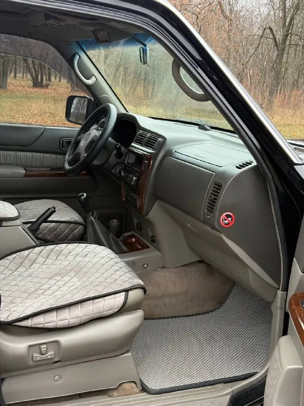 Продам легендарный nissan patrol в кузове y61. Рамный, семи местный внедорожник в боевом состоянии. Один владелец, оригинальный птс. Сохранилась документация с автосалона, есть сервисная книжка с отметками обслуживания.
Двигатель 3.0-литровый дизель, контрактный, пробег 185,400 км. , вышел в 470 тыс руб, есть квитанции и чеки, пришёл с японии, узаконен. Чугунная грузовая мкпп (неубиваемая) тнвд заменён, ещё на гарантии, аккумулятор новый.
Для тяжёлого бездорожья предусмотрены - блок. Заднего дифференциала, понижающая передача, отключение заднего стабилизатора. Передний мост с колесными муфтами (хабы) вечные передние/задние неразрезные мосты.
Кузов целый, рама без изъянов, номер читаем. Остекление заводское. Стоит доп. Радиатор на печку, климат, круиз, люк, эл. Привод и обогрев сидений, подогрев зеркал с зоной дворников и прочие. Два комплекта резины и литых дисков.
Цена : 1,1 млн рублей. Обмена и рассрочки нет. Территори
📲 Tg: дмитрий
📞 Звоните: +7(949)4531233 - фотография - 8