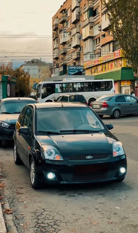 Ford fiesta mk5 2007г 1.6 5 ступка
В максимальной комплектации: регулировка зеркал, 2 стеклоподъемника с водительским автоматическим, подогрев заднего стекла
Кондиционер, гур
Ходовка в отличном состоянии, не гремит не стучит ничего, поменяны масла в моторе и в гуре 1000км назад так же заменен антифриз
Масло не ест, по кузову не гнилой, дно целое мелкие сколы имеются
Салон в хорошем опрятном состоянии
Переоформление в мрэо без проблем
По документам чистая
Цена 360.000₽ торг
+79494300838
📞 Звоните: +7(949)4300838 - фотография - 1