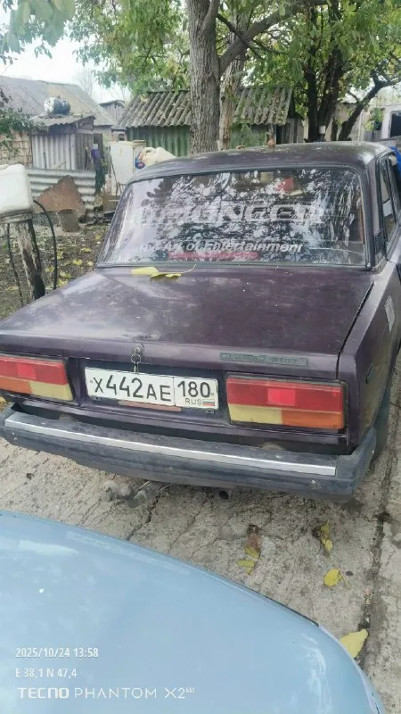 Продам 2107 1997г. В. Цена-100т. Машиной владею больше 4х лет. По технике всё отлично. Двигатель с инжекторной 07 с пробегом 80т, (вписан в техпаспорт), но установлен карбюратор солекс, кому нужно есть инжектор со всем необходимым для установки +15т. Масло от замены до замены. Коробка перебрана, всё чётко. По электрике всё работает, ручник держит, есть фаркоп, за машиной следил. Передние электро стеклоподъёмники, приятный салон, передние ступицы с 08, новые тормозные диски и барабаны, радиатор печки. Хороший мощный магнитофон с процессором (брал за 13т). Есть моменты по кузову, дно подуставшее, на езду не влияет, ноги не выпадают, все несущие части кузова целые. Машина местная в дтп не участвовала, кузов ровный. Продажа только с переоформлением. Находится в тельмановском районе. Все вопросы по номеру +79490591596 торг у капота.
📞 Звоните: +7(949)0591596 - фотография - 2